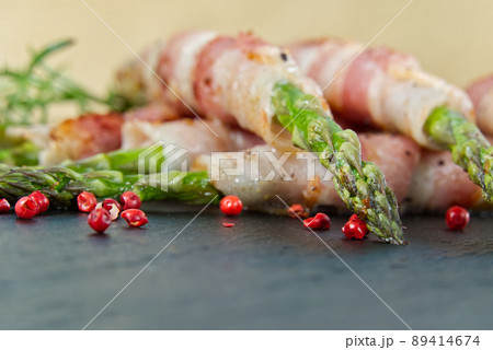 Asparagus with bacon served on black stone. healthy food - breakfast. dark food background. 89414674