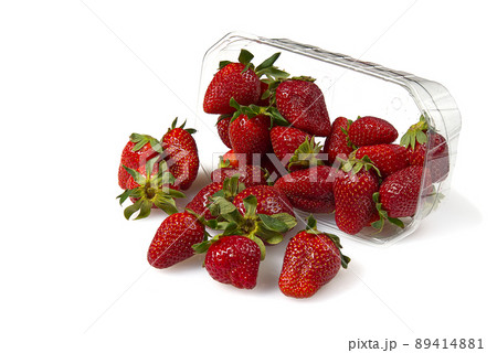 Plastic tray container full of fresh organic strawberries. close - up 89414881