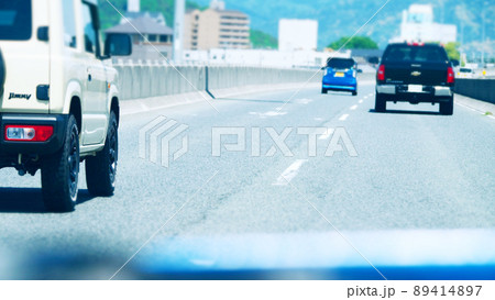 初夏の高速道路 89414897