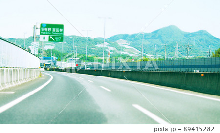 初夏の高速道路　ドライブ 89415282