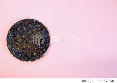 黒いコースターとピンクの背景 黒いコースターとピンクの背景 89417136