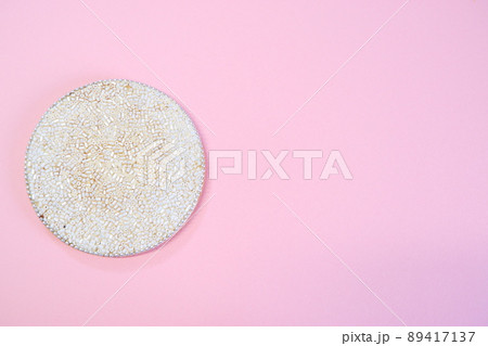 白いコースターとピンクの背景 89417137