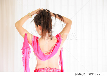 美しいベリーダンスを着た女性の後ろ姿 美しいベリーダンスを着た女性の後ろ姿 89417792