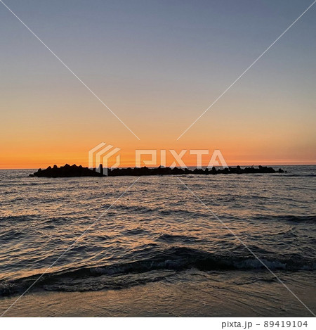 夕暮れの海 89419104