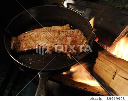 焚火とスキレットでステーキ 89419998