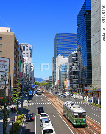 広島市を走る広島電鉄路面電車 89420150