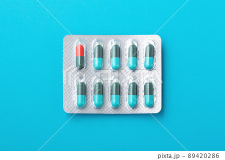 Capsule pills, medicine in pack on blue background, top view 89420286