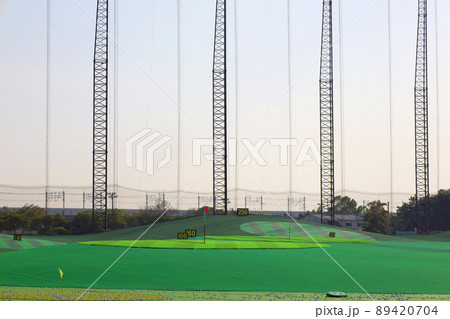 夕方のゴルフ練習場・打ちっぱなし 89420704