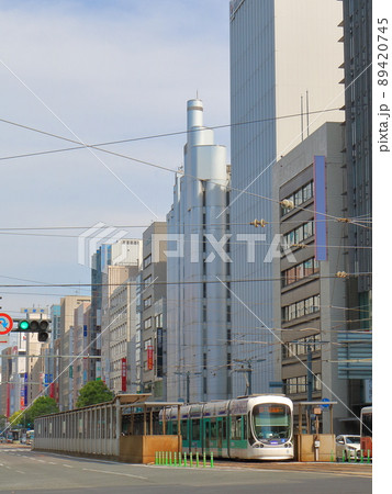 広島市を走る広島電鉄路面電車 89420745