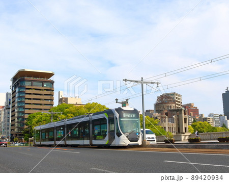 原爆ドーム前を走る広島電鉄、路面電車5200形 原爆ドーム前を走る広島電鉄、路面電車5200形 89420934