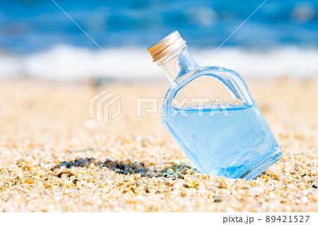 【ビーチ】海の白い砂浜の上のガラスボトル 【ビーチ】海の白い砂浜の上のガラスボトル 89421527