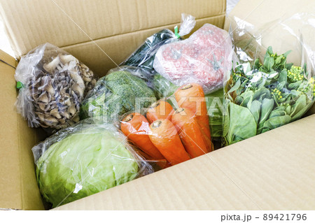 箱いっぱいの新鮮野菜 89421796
