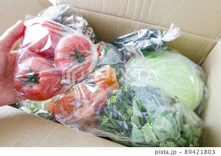 箱いっぱいの新鮮野菜 89421803