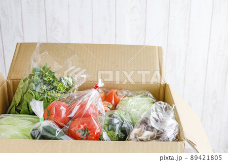 箱いっぱいの新鮮野菜 箱いっぱいの新鮮野菜 89421805