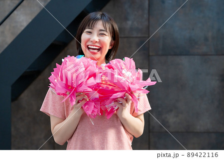 チアリーディングの練習をする女性 チアリーディングの練習をする女性 89422116