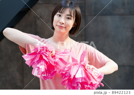 チアリーディングの練習をする女性 89422123