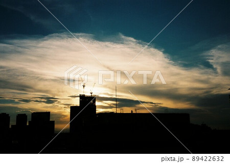 フィルムカメラで撮る空 逆光の写真素材 [89422632] - PIXTA