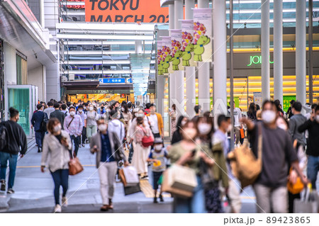 日本の横浜都市景観 5月GW。3年ぶり、行動制限がないGW。横浜駅前は多くの人出=5月5日 日本の横浜都市景観 5月GW。3年ぶり、行動制限がないGW。横浜駅前は多くの人出=5月5日 89423865
