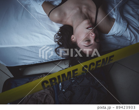 Crime Scene - Woman dead lying on the bed 89423933