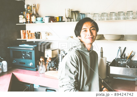 イケメン男性ポートレート 89424742