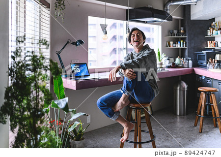 イケメン男性ポートレート 89424747