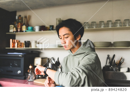 イケメン男性ポートレート 89424820