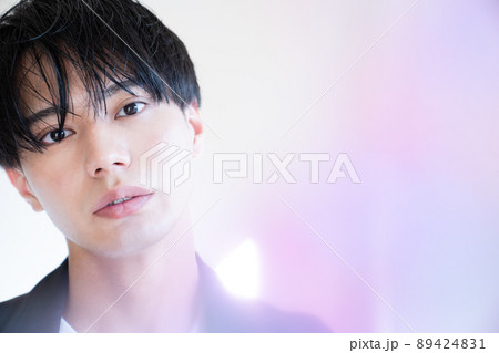 ジャケットを着たかっこいい男性のポートレート メンズビューティー スキンケア カラーフィルター ジャケットを着たかっこいい男性のポートレート メンズビューティー スキンケア カラーフィルター 89424831