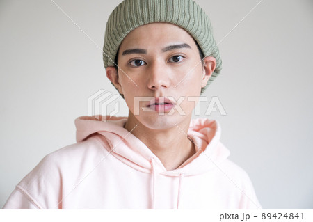 かっこいい男性のポートレート　ストリートファッション　スケーター　ヒップホップ 89424841