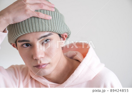 かっこいい男性のポートレート ストリートファッション スケーター ヒップホップの写真素材 かっこいい男性のポートレート ストリートファッション スケーター ヒップホップの写真素材