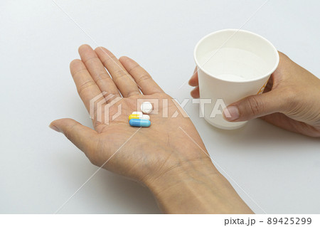 手 錠剤 手のひら 89425299