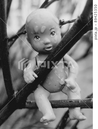 Doll under rain. 89425350