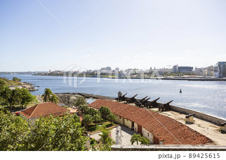 快晴の中のモロ要塞と対岸の街並み 89425615