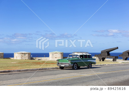 快晴の中のモロ要塞とクラシックカー 89425616
