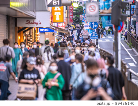 日本の横浜都市景観 5月GW。3年ぶり、行動制限がないGW。横浜駅前は多くの人出=5月5日 日本の横浜都市景観 5月GW。3年ぶり、行動制限がないGW。横浜駅前は多くの人出=5月5日 89426140
