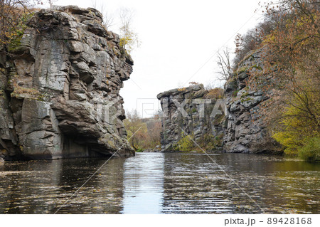 Granite rocks of Bukski Canyon with the Girskyi Tikych River. Picturesque landscape and beautiful place in Ukraine 89428168