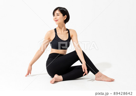 ストレッチをする女性 ストレッチをする女性 89428642