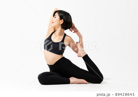 鳩のポーズをする女性 89428643