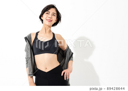 スポーツウェアを着た女性のポートレート 89428644
