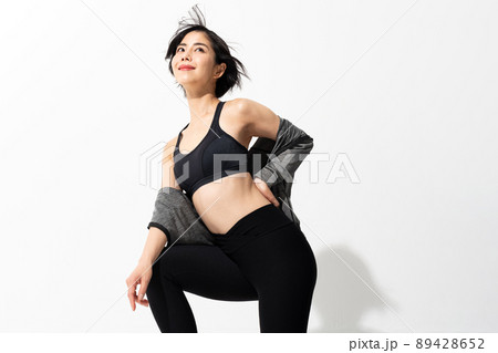 スポーツウェアを着た女性のポートレート 89428652
