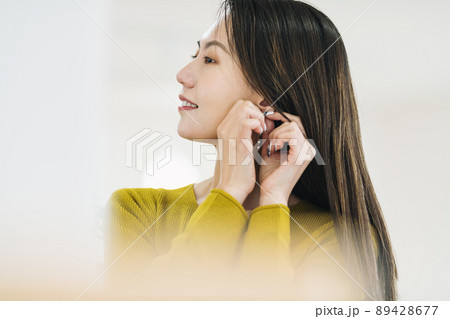 アクセサリーをつける女性 アクセサリーをつける女性 89428677