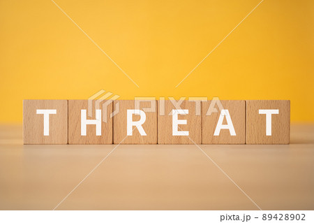 脅し・脅迫のイメージ｜「THREAT」と書かれた積み木 89428902