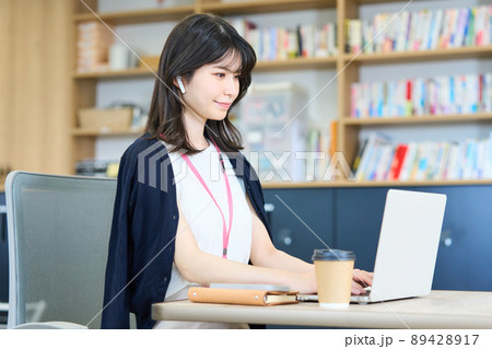 ビジネスパーソン　テレワーク　オンライン会議　ビデオ会議　テレビ会議　ウェブ会議 89428917