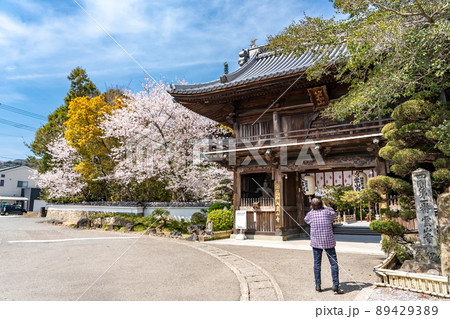 徳島県鳴門市 春の四国遍路の一番札所である霊山寺の仁王門前で写真を撮る女性 徳島県鳴門市 春の四国遍路の一番札所である霊山寺の仁王門前で写真を撮る女性 89429389