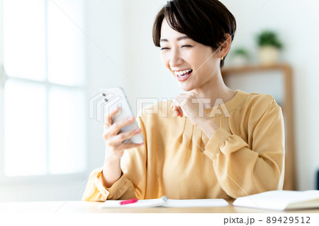 スマホを使って勉強するミドルの女性 スマホを使って勉強するミドルの女性 89429512