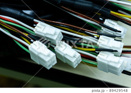 コネクタを取り付けた電線 89429548