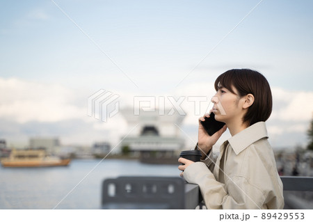 スマホで話す女性の様子 89429553