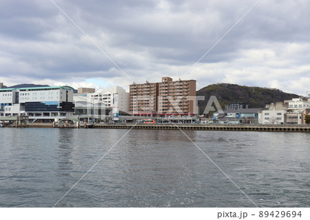 尾道駅と駅前の尾道港ポートターミナル 尾道駅と駅前の尾道港ポートターミナル 89429694
