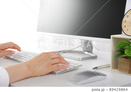 パソコンを操作する女性の手元 89429864