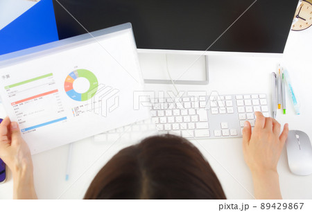 パソコンを操作する女性の手元 パソコンを操作する女性の手元 89429867