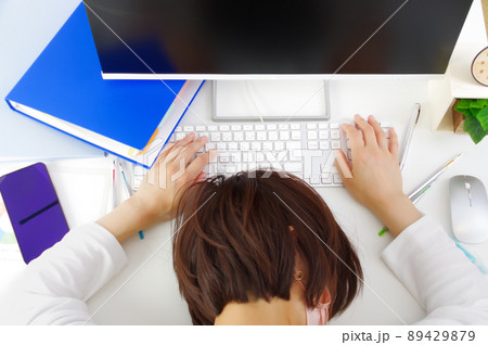 パソコン仕事に疲れている女性 89429879